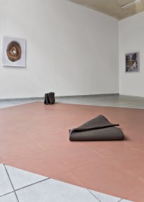 Ruth Weigand With two dead peacocks and a girl